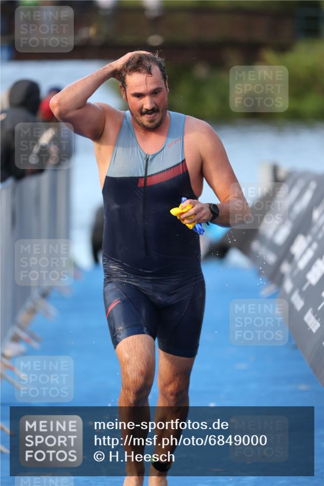 25.08.2024 - Elbe Triathlon Hamburg H.Heesch http://msf.ph/oto/6849000 25.08.2024 08:55:20 Schwimmen 262, 296 meine-sportfotos.de