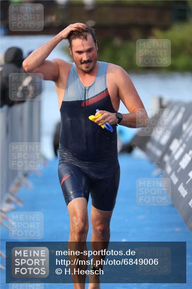 25.08.2024 - Elbe Triathlon Hamburg H.Heesch http://msf.ph/oto/6849006 25.08.2024 08:55:20 Schwimmen 262, 296 meine-sportfotos.de