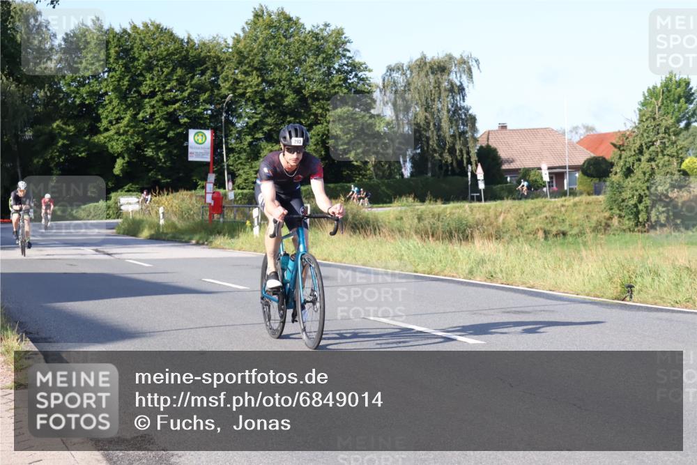 25.08.2024 - Elbe Triathlon Hamburg Fuchs,  Jonas http://msf.ph/oto/6849014 25.08.2024 09:11:36 Radfahren 282, 61, 293, 193, 87, 52 meine-sportfotos.de