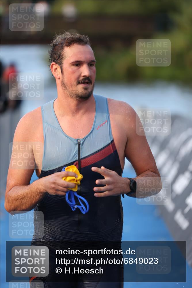 25.08.2024 - Elbe Triathlon Hamburg H.Heesch http://msf.ph/oto/6849023 25.08.2024 08:55:21 Schwimmen 262, 296 meine-sportfotos.de