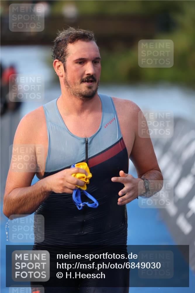 25.08.2024 - Elbe Triathlon Hamburg H.Heesch http://msf.ph/oto/6849030 25.08.2024 08:55:21 Schwimmen 262, 296 meine-sportfotos.de