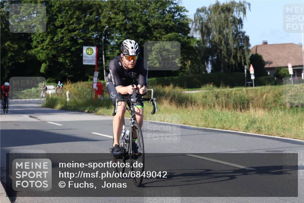 25.08.2024 - Elbe Triathlon Hamburg Fuchs,  Jonas http://msf.ph/oto/6849042 25.08.2024 09:11:39 Radfahren 282, 61, 293, 193, 87, 52, 157 meine-sportfotos.de