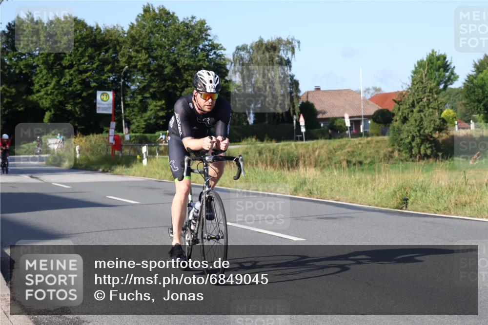 25.08.2024 - Elbe Triathlon Hamburg Fuchs,  Jonas http://msf.ph/oto/6849045 25.08.2024 09:11:39 Radfahren 282, 61, 293, 193, 87, 52, 157 meine-sportfotos.de