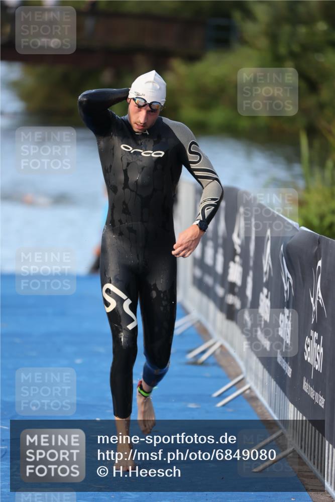 25.08.2024 - Elbe Triathlon Hamburg H.Heesch http://msf.ph/oto/6849080 25.08.2024 08:55:34 Schwimmen 232 meine-sportfotos.de