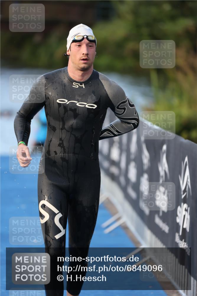 25.08.2024 - Elbe Triathlon Hamburg H.Heesch http://msf.ph/oto/6849096 25.08.2024 08:55:35 Schwimmen 232 meine-sportfotos.de