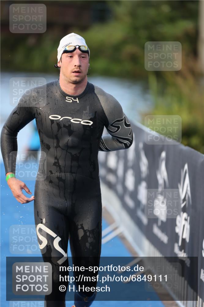 25.08.2024 - Elbe Triathlon Hamburg H.Heesch http://msf.ph/oto/6849111 25.08.2024 08:55:36 Schwimmen 232 meine-sportfotos.de