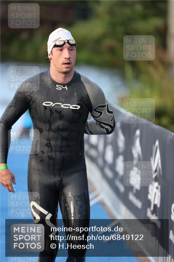 25.08.2024 - Elbe Triathlon Hamburg H.Heesch http://msf.ph/oto/6849122 25.08.2024 08:55:36 Schwimmen 232 meine-sportfotos.de