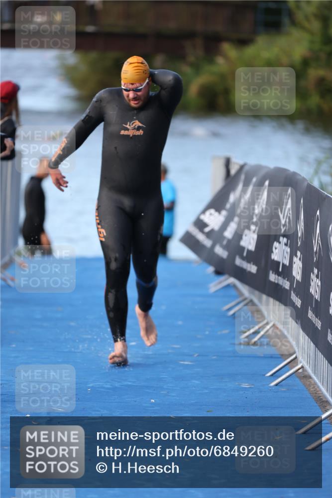 25.08.2024 - Elbe Triathlon Hamburg H.Heesch http://msf.ph/oto/6849260 25.08.2024 08:55:55 Schwimmen 232, 263 meine-sportfotos.de