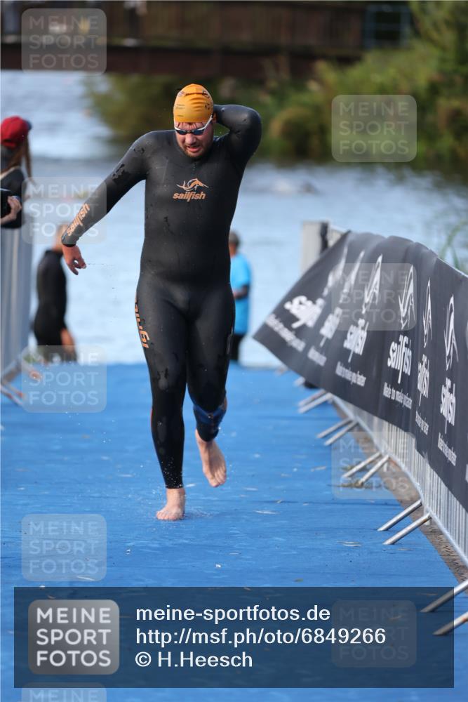 25.08.2024 - Elbe Triathlon Hamburg H.Heesch http://msf.ph/oto/6849266 25.08.2024 08:55:55 Schwimmen 232, 263 meine-sportfotos.de