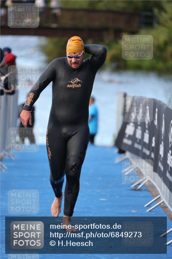 25.08.2024 - Elbe Triathlon Hamburg H.Heesch http://msf.ph/oto/6849273 25.08.2024 08:55:56 Schwimmen 232, 263 meine-sportfotos.de