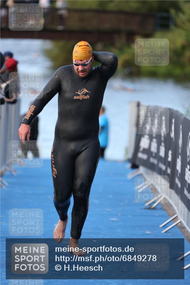 25.08.2024 - Elbe Triathlon Hamburg H.Heesch http://msf.ph/oto/6849278 25.08.2024 08:55:56 Schwimmen 232, 263 meine-sportfotos.de