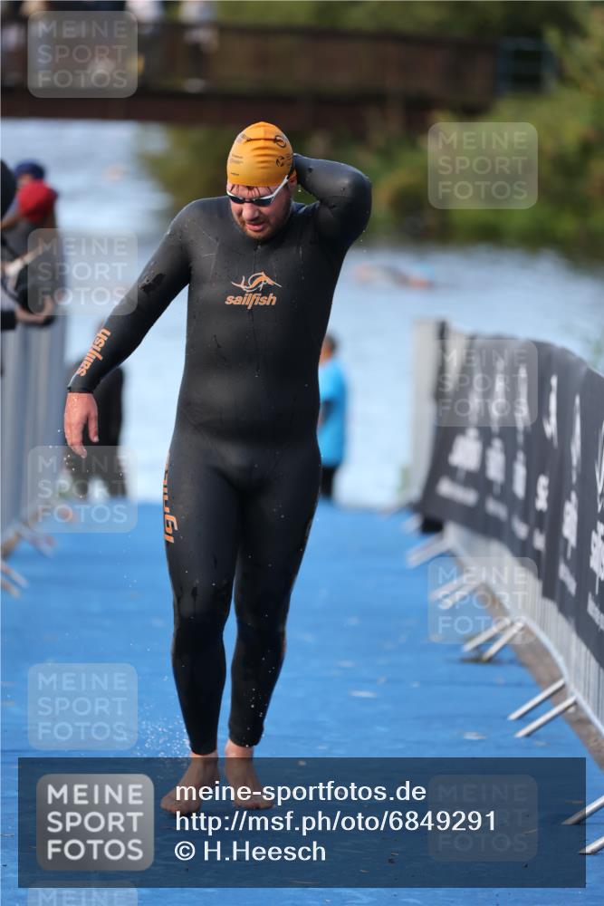 25.08.2024 - Elbe Triathlon Hamburg H.Heesch http://msf.ph/oto/6849291 25.08.2024 08:55:56 Schwimmen 232, 263 meine-sportfotos.de