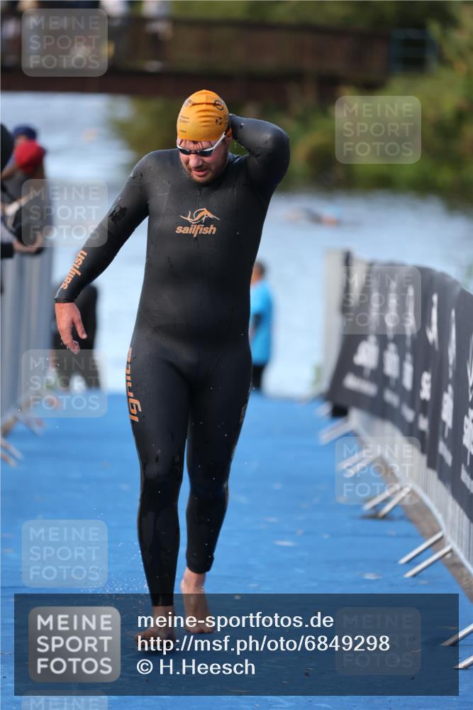 25.08.2024 - Elbe Triathlon Hamburg H.Heesch http://msf.ph/oto/6849298 25.08.2024 08:55:56 Schwimmen 232, 263 meine-sportfotos.de