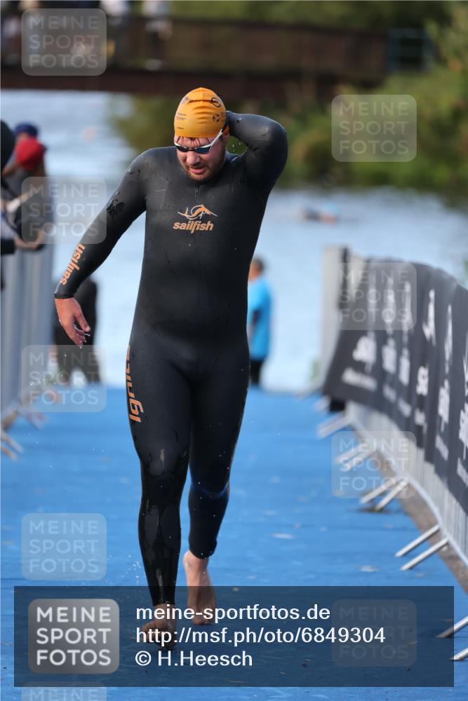 25.08.2024 - Elbe Triathlon Hamburg H.Heesch http://msf.ph/oto/6849304 25.08.2024 08:55:56 Schwimmen 232, 263 meine-sportfotos.de