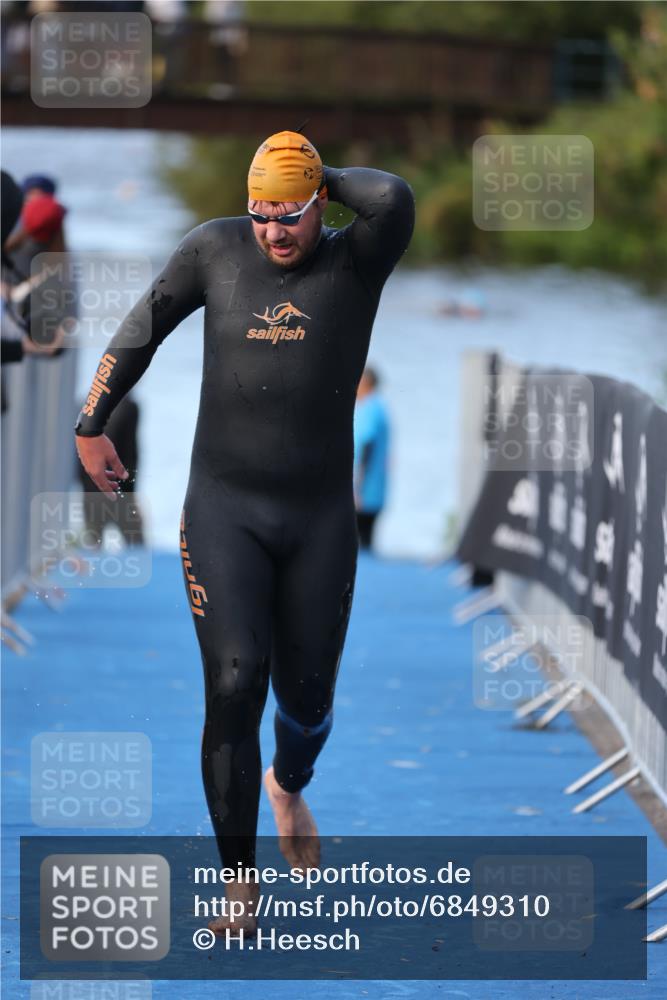25.08.2024 - Elbe Triathlon Hamburg H.Heesch http://msf.ph/oto/6849310 25.08.2024 08:55:56 Schwimmen 232, 263 meine-sportfotos.de
