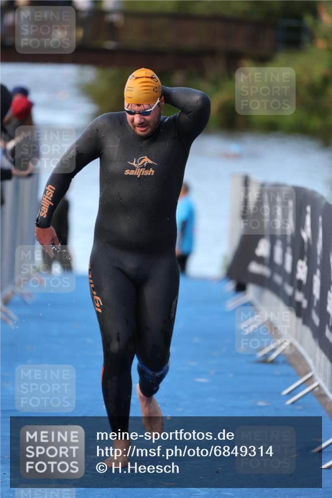 25.08.2024 - Elbe Triathlon Hamburg H.Heesch http://msf.ph/oto/6849314 25.08.2024 08:55:56 Schwimmen 232, 263 meine-sportfotos.de