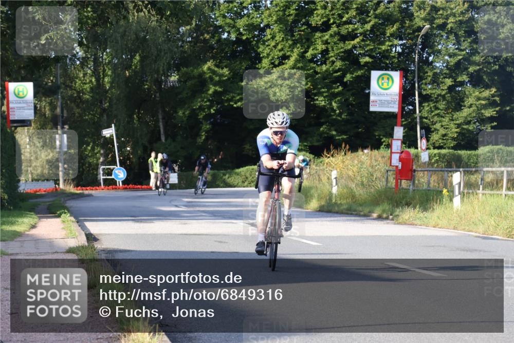 25.08.2024 - Elbe Triathlon Hamburg Fuchs,  Jonas http://msf.ph/oto/6849316 25.08.2024 09:11:56 Radfahren 217, 244, 194 meine-sportfotos.de