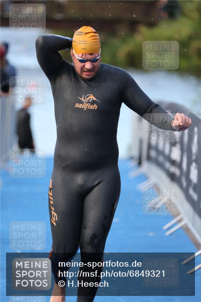 25.08.2024 - Elbe Triathlon Hamburg H.Heesch http://msf.ph/oto/6849321 25.08.2024 08:55:57 Schwimmen 232, 263 meine-sportfotos.de