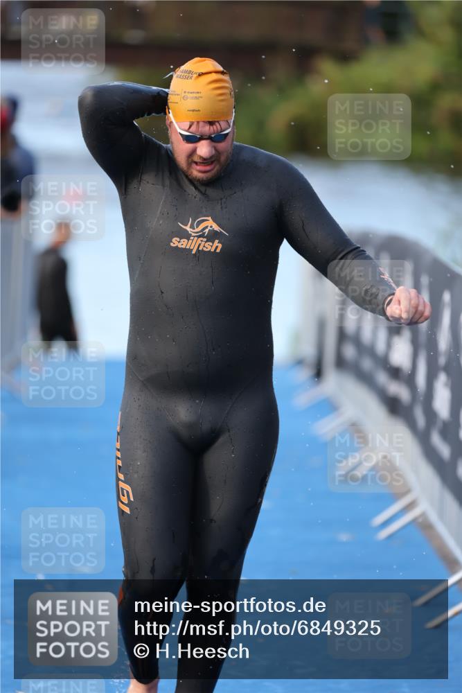 25.08.2024 - Elbe Triathlon Hamburg H.Heesch http://msf.ph/oto/6849325 25.08.2024 08:55:57 Schwimmen 232, 263 meine-sportfotos.de