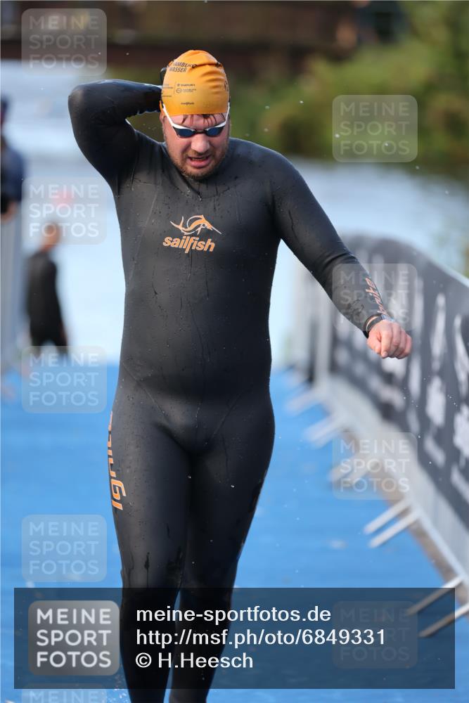 25.08.2024 - Elbe Triathlon Hamburg H.Heesch http://msf.ph/oto/6849331 25.08.2024 08:55:57 Schwimmen 232, 263 meine-sportfotos.de