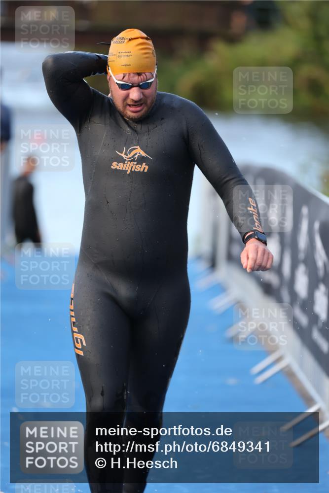 25.08.2024 - Elbe Triathlon Hamburg H.Heesch http://msf.ph/oto/6849341 25.08.2024 08:55:57 Schwimmen 232, 263 meine-sportfotos.de