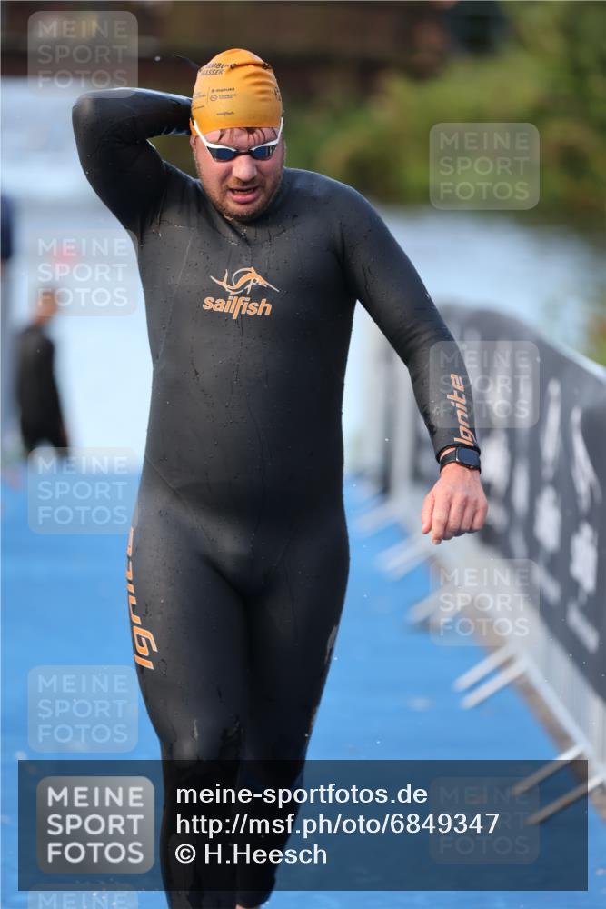 25.08.2024 - Elbe Triathlon Hamburg H.Heesch http://msf.ph/oto/6849347 25.08.2024 08:55:57 Schwimmen 232, 263 meine-sportfotos.de