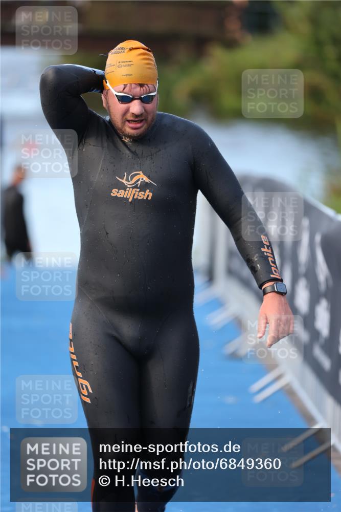 25.08.2024 - Elbe Triathlon Hamburg H.Heesch http://msf.ph/oto/6849360 25.08.2024 08:55:57 Schwimmen 232, 263 meine-sportfotos.de