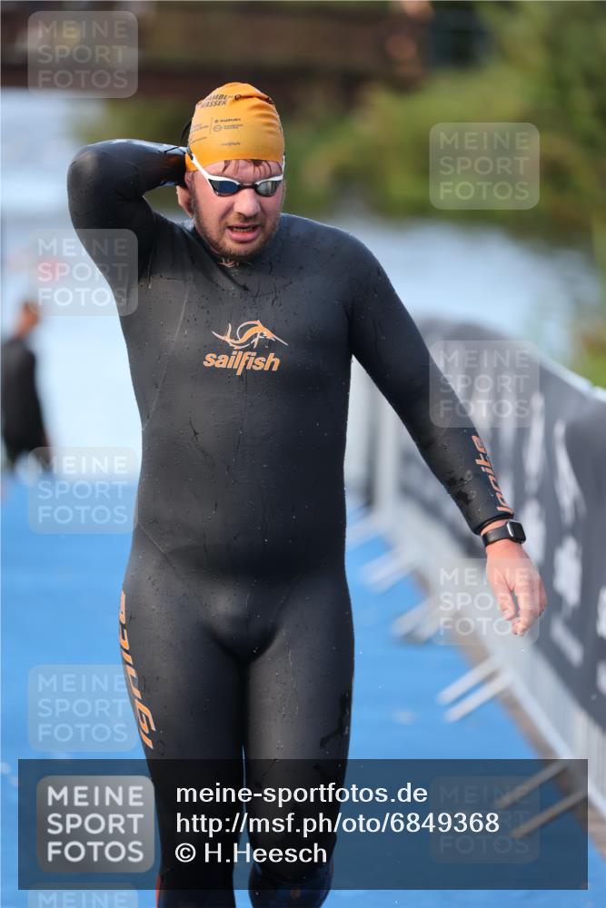 25.08.2024 - Elbe Triathlon Hamburg H.Heesch http://msf.ph/oto/6849368 25.08.2024 08:55:57 Schwimmen 232, 263 meine-sportfotos.de