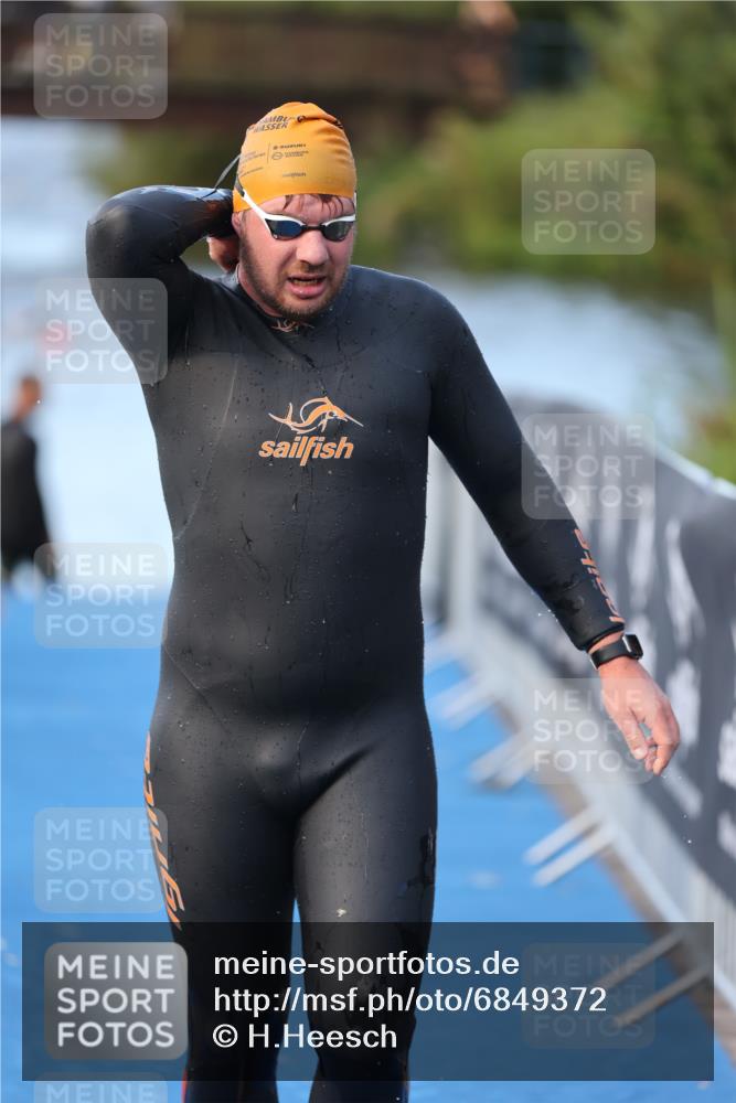 25.08.2024 - Elbe Triathlon Hamburg H.Heesch http://msf.ph/oto/6849372 25.08.2024 08:55:57 Schwimmen 232, 263 meine-sportfotos.de
