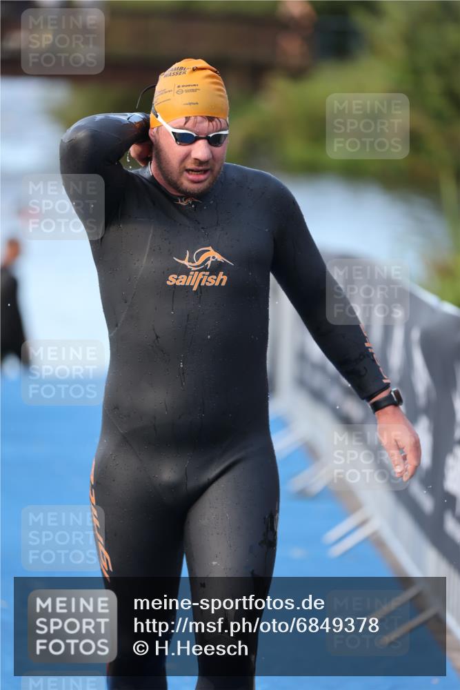 25.08.2024 - Elbe Triathlon Hamburg H.Heesch http://msf.ph/oto/6849378 25.08.2024 08:55:57 Schwimmen 232, 263 meine-sportfotos.de