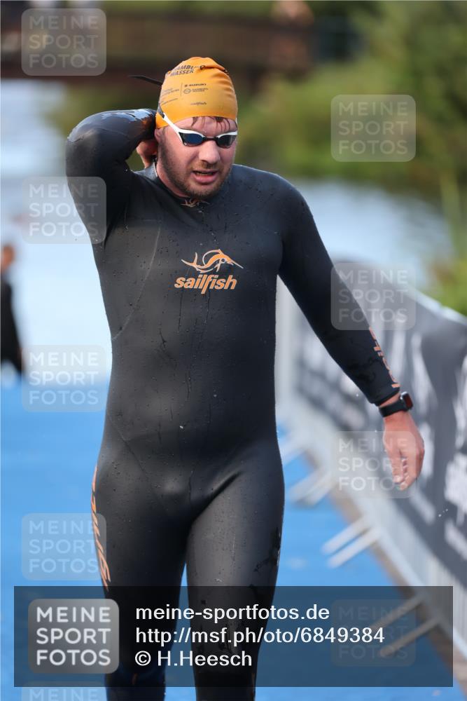 25.08.2024 - Elbe Triathlon Hamburg H.Heesch http://msf.ph/oto/6849384 25.08.2024 08:55:57 Schwimmen 232, 263 meine-sportfotos.de