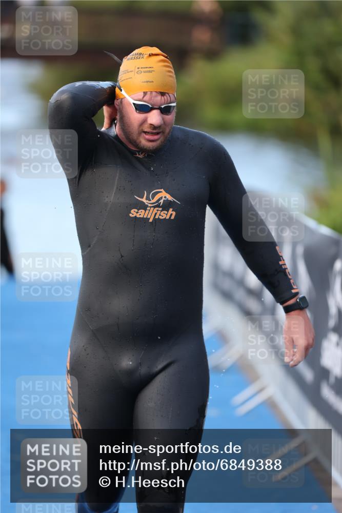 25.08.2024 - Elbe Triathlon Hamburg H.Heesch http://msf.ph/oto/6849388 25.08.2024 08:55:58 Schwimmen 232, 263 meine-sportfotos.de