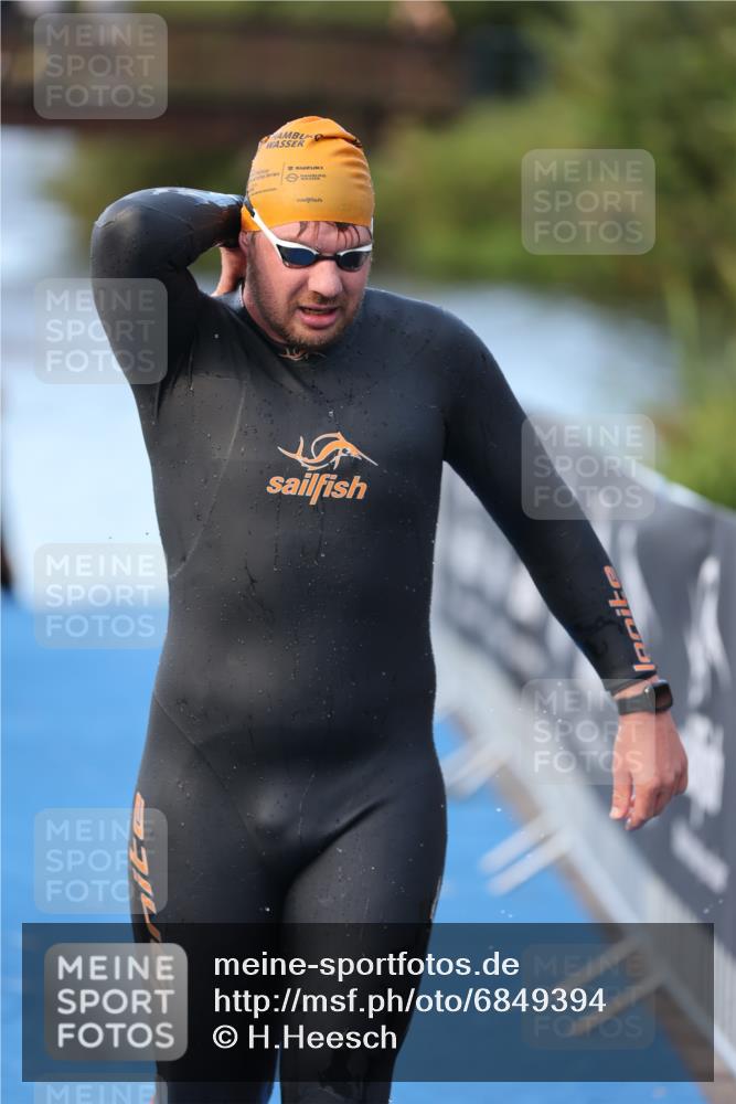 25.08.2024 - Elbe Triathlon Hamburg H.Heesch http://msf.ph/oto/6849394 25.08.2024 08:55:58 Schwimmen 232, 263 meine-sportfotos.de