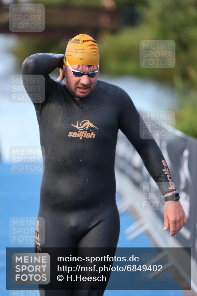 25.08.2024 - Elbe Triathlon Hamburg H.Heesch http://msf.ph/oto/6849402 25.08.2024 08:55:58 Schwimmen 232, 263 meine-sportfotos.de