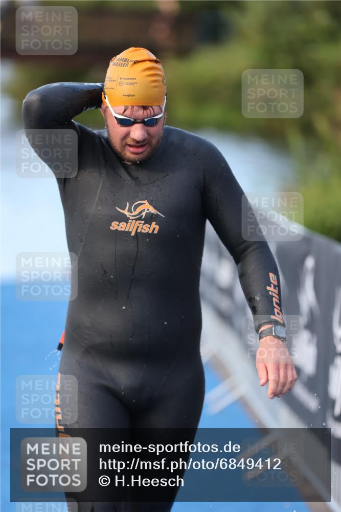 25.08.2024 - Elbe Triathlon Hamburg H.Heesch http://msf.ph/oto/6849412 25.08.2024 08:55:58 Schwimmen 232, 263 meine-sportfotos.de