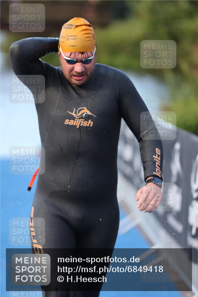 25.08.2024 - Elbe Triathlon Hamburg H.Heesch http://msf.ph/oto/6849418 25.08.2024 08:55:58 Schwimmen 232, 263 meine-sportfotos.de