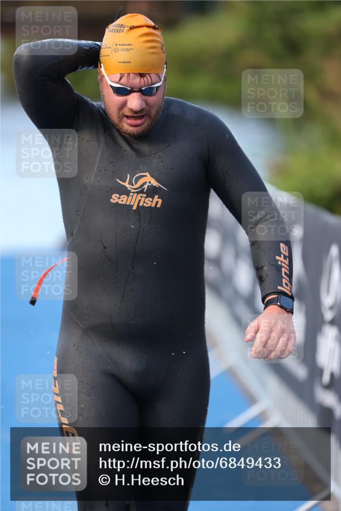 25.08.2024 - Elbe Triathlon Hamburg H.Heesch http://msf.ph/oto/6849433 25.08.2024 08:55:58 Schwimmen 232, 263 meine-sportfotos.de