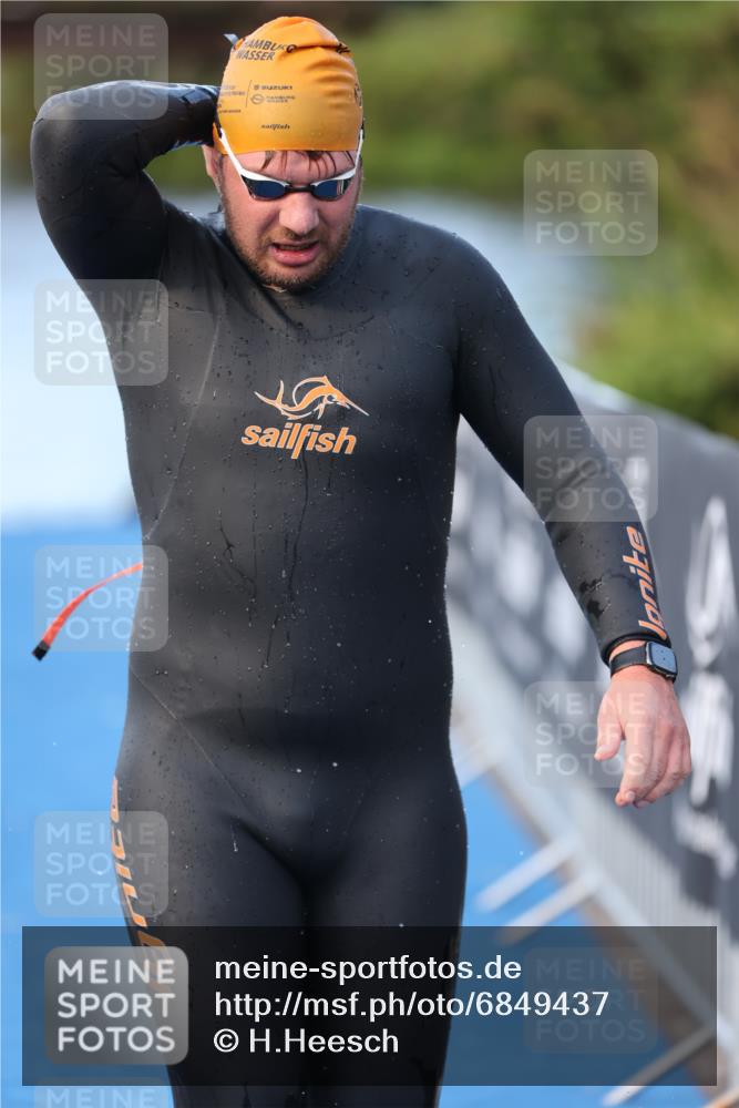 25.08.2024 - Elbe Triathlon Hamburg H.Heesch http://msf.ph/oto/6849437 25.08.2024 08:55:58 Schwimmen 232, 263 meine-sportfotos.de