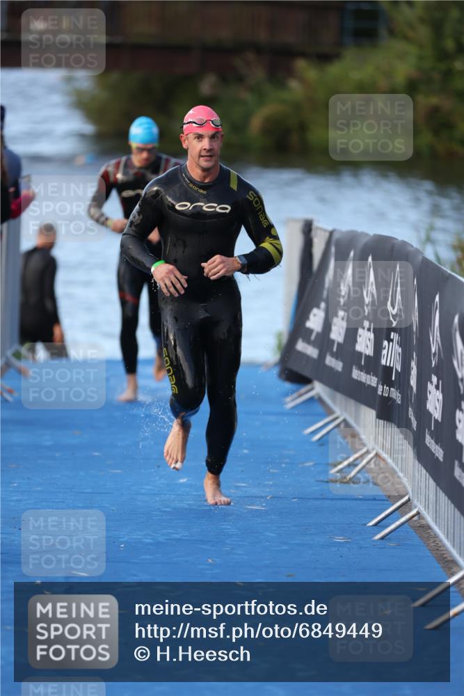 25.08.2024 - Elbe Triathlon Hamburg H.Heesch http://msf.ph/oto/6849449 25.08.2024 08:56:32 Schwimmen 242, 295 meine-sportfotos.de