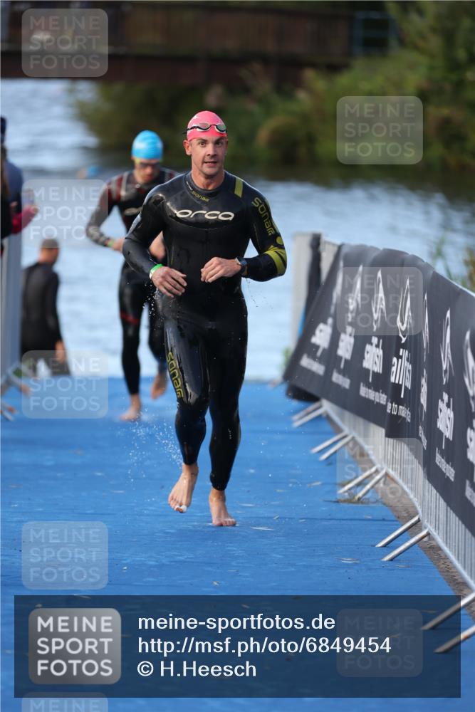 25.08.2024 - Elbe Triathlon Hamburg H.Heesch http://msf.ph/oto/6849454 25.08.2024 08:56:32 Schwimmen 242, 295 meine-sportfotos.de