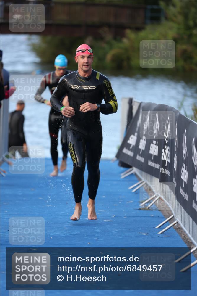 25.08.2024 - Elbe Triathlon Hamburg H.Heesch http://msf.ph/oto/6849457 25.08.2024 08:56:32 Schwimmen 242, 295 meine-sportfotos.de