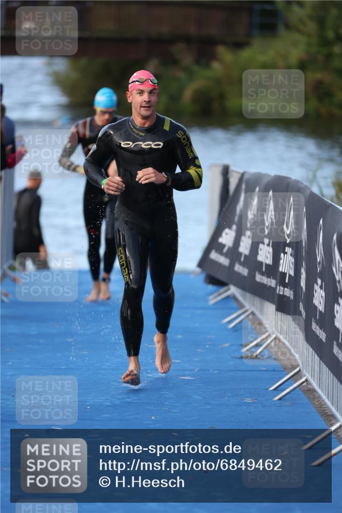 25.08.2024 - Elbe Triathlon Hamburg H.Heesch http://msf.ph/oto/6849462 25.08.2024 08:56:32 Schwimmen 242, 295 meine-sportfotos.de