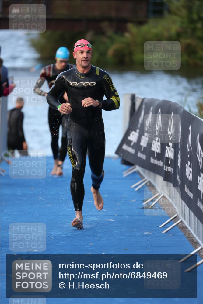25.08.2024 - Elbe Triathlon Hamburg H.Heesch http://msf.ph/oto/6849469 25.08.2024 08:56:32 Schwimmen 242, 295 meine-sportfotos.de