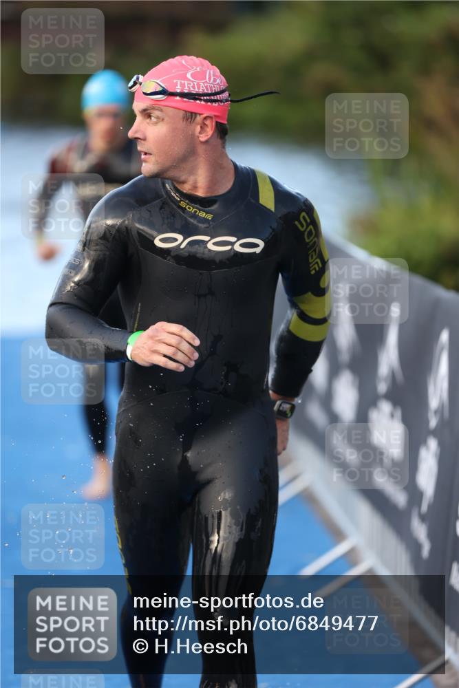 25.08.2024 - Elbe Triathlon Hamburg H.Heesch http://msf.ph/oto/6849477 25.08.2024 08:56:34 Schwimmen 242, 295 meine-sportfotos.de