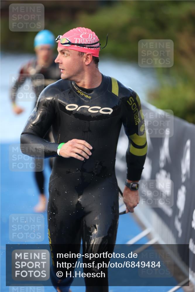 25.08.2024 - Elbe Triathlon Hamburg H.Heesch http://msf.ph/oto/6849484 25.08.2024 08:56:34 Schwimmen 242, 295 meine-sportfotos.de