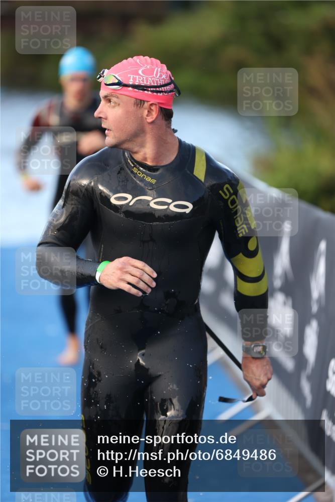25.08.2024 - Elbe Triathlon Hamburg H.Heesch http://msf.ph/oto/6849486 25.08.2024 08:56:34 Schwimmen 242, 295 meine-sportfotos.de
