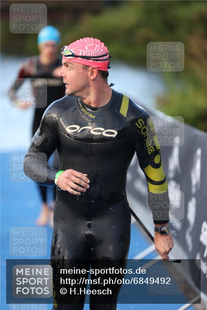 25.08.2024 - Elbe Triathlon Hamburg H.Heesch http://msf.ph/oto/6849492 25.08.2024 08:56:34 Schwimmen 242, 295 meine-sportfotos.de