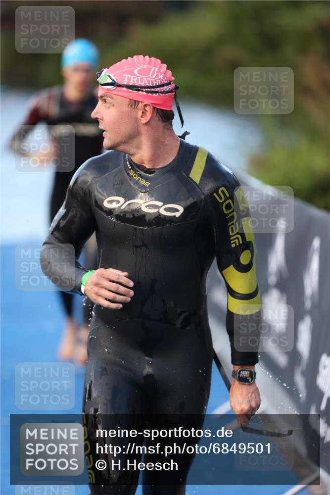 25.08.2024 - Elbe Triathlon Hamburg H.Heesch http://msf.ph/oto/6849501 25.08.2024 08:56:34 Schwimmen 242, 295 meine-sportfotos.de