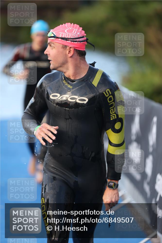 25.08.2024 - Elbe Triathlon Hamburg H.Heesch http://msf.ph/oto/6849507 25.08.2024 08:56:34 Schwimmen 242, 295 meine-sportfotos.de