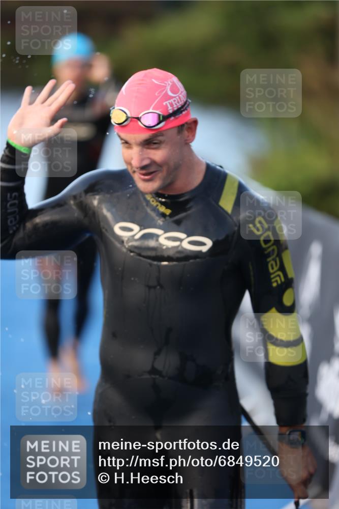 25.08.2024 - Elbe Triathlon Hamburg H.Heesch http://msf.ph/oto/6849520 25.08.2024 08:56:35 Schwimmen 242, 295 meine-sportfotos.de